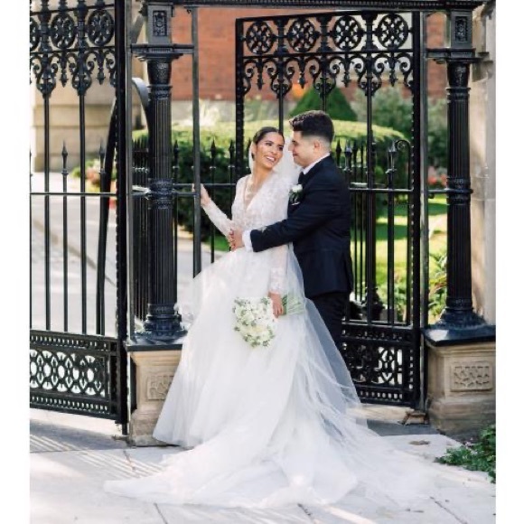 Monique Lhuillier Wedding Dress - Picture 5 of 7